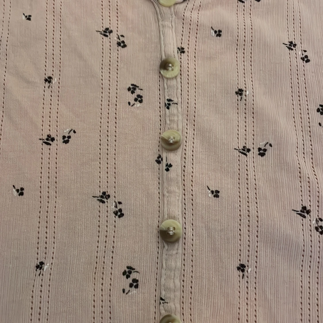 Rosa T-shirt med svarta blommor  - 90