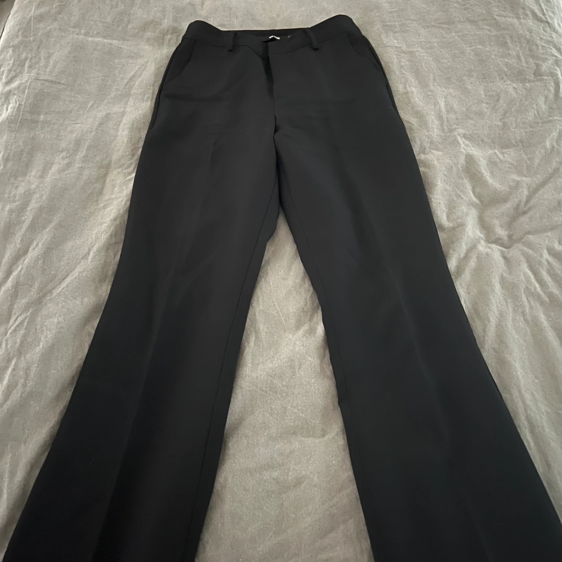 Svarta kostymbyxor