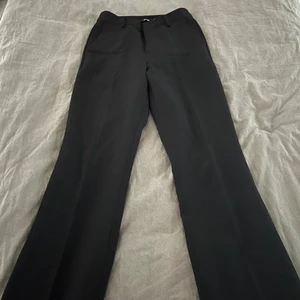 Svarta kostymbyxor  - Svarta kostymbyxor i bootcut. Supersnygga och sköna! 🖤🖤