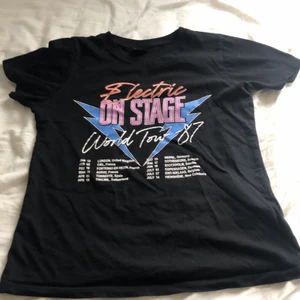 Tshirt med tryck - En snygg t-shirt från gina tricot med tryck och text på.