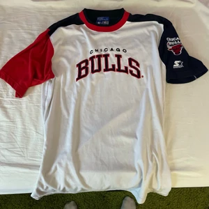 Chicago Bulls T-shirt - Chicago starter tee från 90 talet, strl L, funkar till M.  Köpare står för frakt.