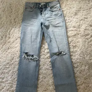 Säljer mina midrise straight jeans från zara i storlek 34 då som tyvärr är för små för mig. Jättebra skick, använda fåtal gånger.  Nypris 359kr säker för 200kr