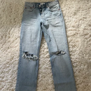 Zara jenas - Säljer mina midrise straight jeans från zara i storlek 34 då som tyvärr är för små för mig. Jättebra skick, använda fåtal gånger.  Nypris 359kr säker för 200kr