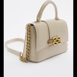 Väska  - Säljer denna slutsålda väskan från zara! Använd en gång 