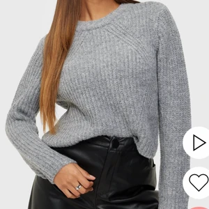 Stickad tröja - Grå stickad tröja från Only. Storlek S. Endast använd en gång.