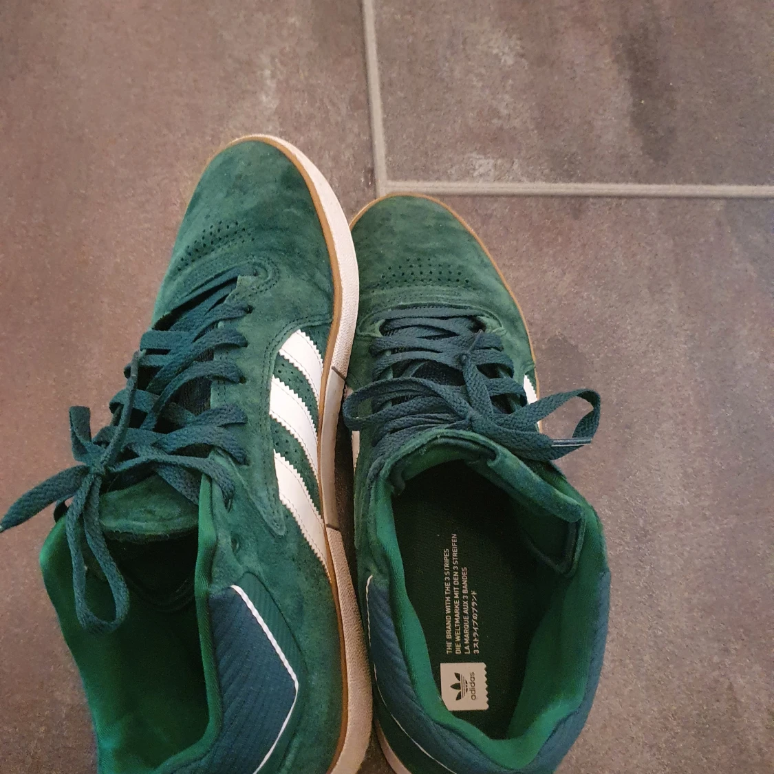 Grönvita adidasskor