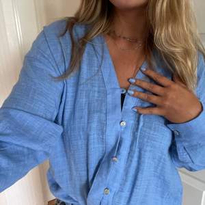 Ljusblå skjorta från pull&bear💙 tyvärr aldrig kommit till användning men otroligt fin blå färg i linne material. 