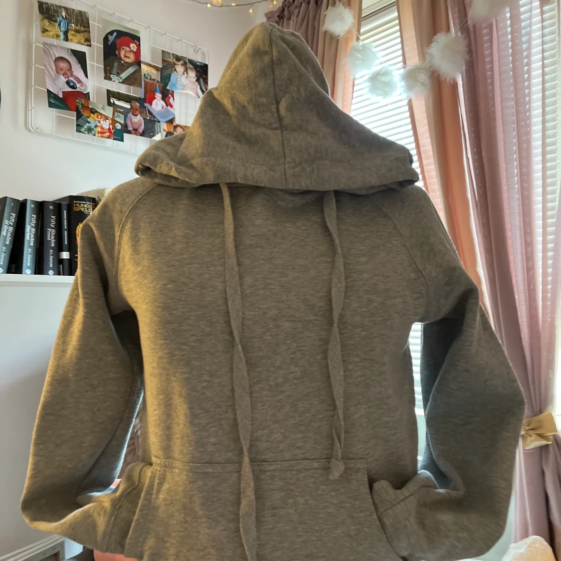 Grå hoodie