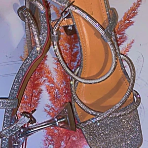 39 - Skorna är 39 men de är ty 38 storlek jag har använt de bara 2gång 