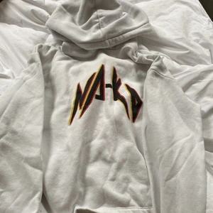 NA-KD hoodie - Jag skulle säga att denna funkar till typ allt jag har inte kunnat ha den så länge eftersom att Xs vart stort innan men jag tror att folk som brukar ha Xs kan säker ha denna ❤️