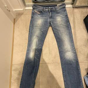 Jättesnygga jeans, sitter perfekt på och har bootcut! Lite lågmidjade + 2 st hål i ena skärpöglan
