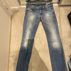 Diesel jeans - Jättesnygga jeans, sitter perfekt på och har bootcut! Lite lågmidjade + 2 st hål i ena skärpöglan