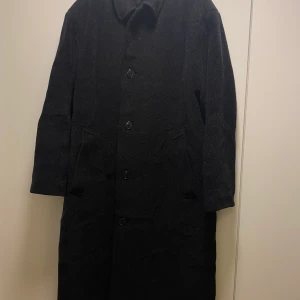 Balmain Rock - En svart, varm rock från Balmain. Oversize på mig som har M i vanliga fall. Passar jättebra till hösten, och går att ha över en tröja för att värma för vintern. 