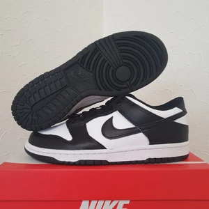 Nike Dunk Low GS "Panda" 🐼 - Säljer Nike Dunk Low GS "Panda" 🐼  Storlek: US 6,5Y | EU 39 | 👟  Skick: 10/10 DS  Pris: 1999kr