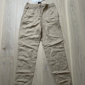 Beiga linnebyxor  - Säljer ett par helt oanvända linnebyxor från & other stories i storlek 38, då dem inte passar längre. Nypris: 990 kr säljes för 500 kr, men pris kan diskuteras vid en snabb affär💕