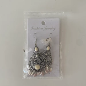 Silver örhängen - Säljer dessa silverörhängen då dem är oanvända. Kontakta mig vid köp💕