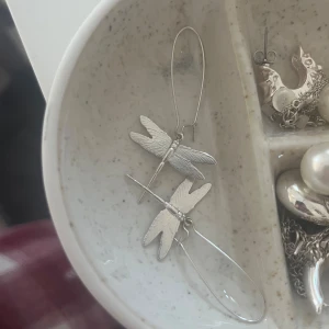 Silverfärgade örhängen med trollsländor - Säljer dessa super snygga trollslända örhängen från wos!!💕💕💕
