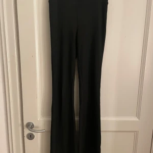 Yoga pants Gina Tricot  - Yoga pants/utsvängda byxor från Gina tricot! Defekter längst ner bak på byxorna pga att de är för långa för mig. Se på bilder. Går inte att vika ner byxorna högst upp!