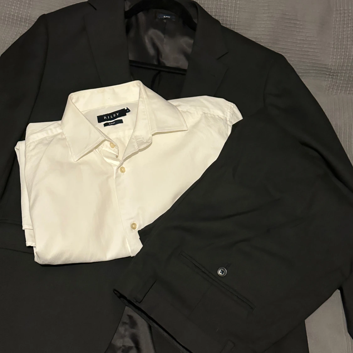 Svart kostym med vit skjorta från Riley - 1