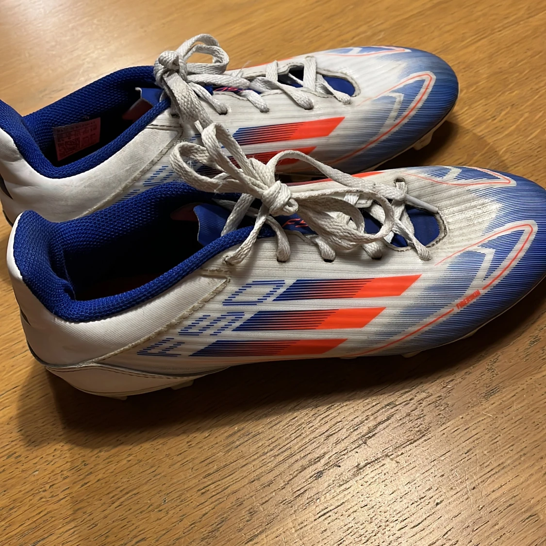 Adidas fotbollsskor i vitt och blått - 3