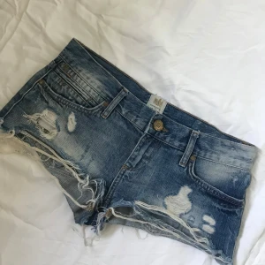 Lågmidjade River Island jeans shorts  - Dom är i superskick, tveka inte vid frågor! Har sålt ett par av dessa tidigare men dem här är i en större storlek 🥰Skulle säga att de passar S-M 