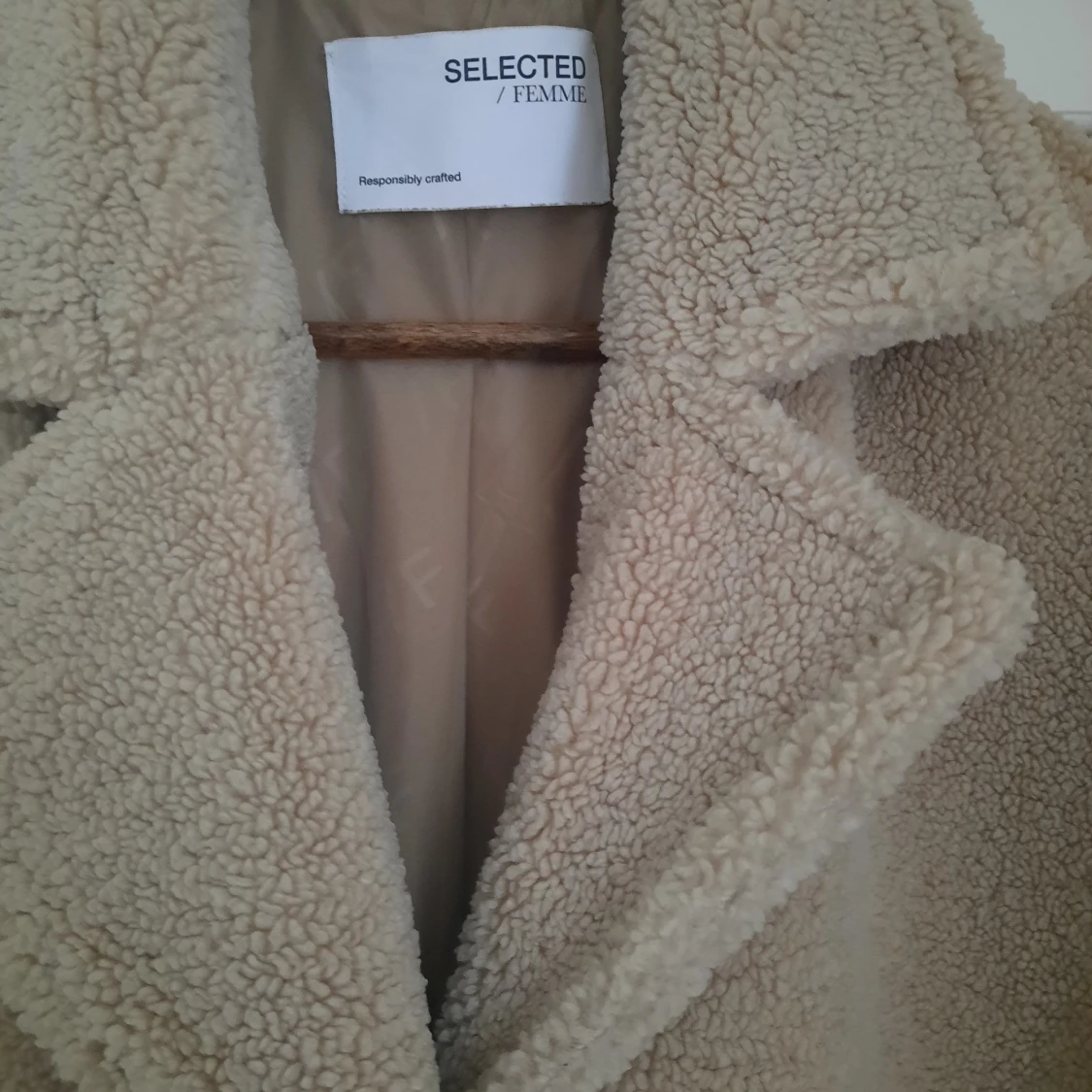 Beige teddyjacka från Selected Femme