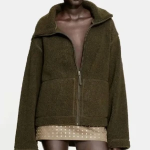 Grön teddyjacka  - Snygg grön teddyjacka från HM i storlek s! Den är ofta slutsåld o superbra skick då jag knappt använt den! Skriv för fler bilder!