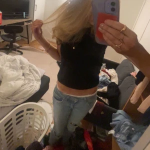 Svart croppad topp - Säljer en vanlig svart tröja! Har användas ganska mycket 