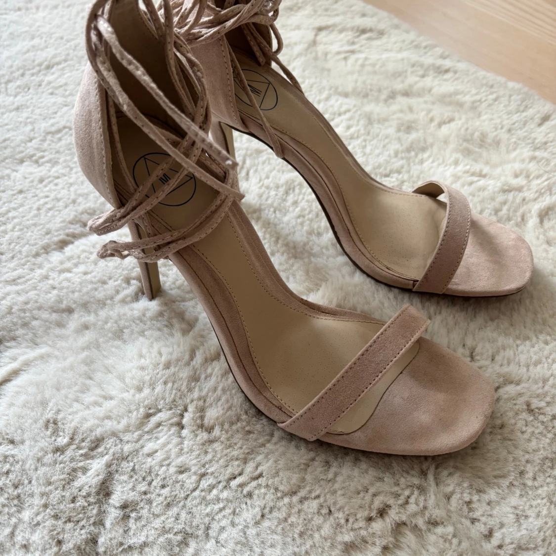 Beige klackskor med snörning - 1