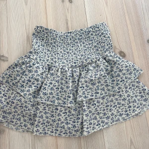 Kjol med volang - Jättefin kjol till sommaren med inbyggda shorts! Den har ett väldigt strechig material så jag skulle säga att den passar xs-m💘pris kan alltid diskuteras vid snabb affär