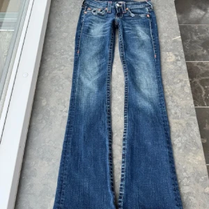 True religon jeans  - Super snygga jeans från true religon.  Midjemått tvärsöver är 34cm, midjehöjden är 17cm och inerbens längden är 85cm💕köpa för 1300 nya. 