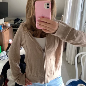 Beige hoodie med dragkedja - Säljer denna jättefina zip hoodien. Den är i fint skick och jag inte använt den så mycket. Den är i storlek L men skulle säga att den är S-M. ✨