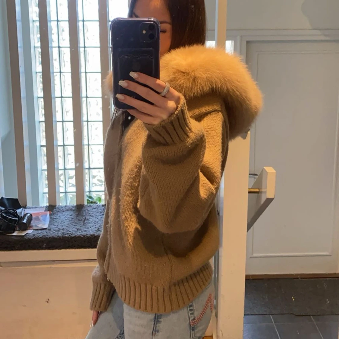 Beige stickad jacka med pälshuva - 1