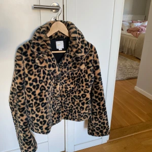 Leopard pälsjacka - Säljer en snygg leopardig pälsjacka. Den är varm och skön. Den är i väldigt bra skick💗Storlek 158/164 men passar mig som annars har S
