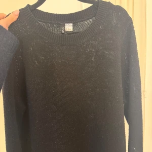 stickad tröja  - Säljer en svart stickad tröja från H&M Divided. Tröjan har en rund halsringning och långa ärmar, perfekt för kyligare dagar. Enkel och stilren design som passar till det mesta. sitter som en S
