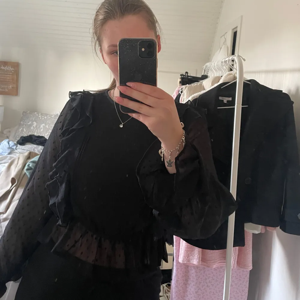 Fin blus med volanger. Passar perfekt till vardags och finare tillfällen. . Puserot.