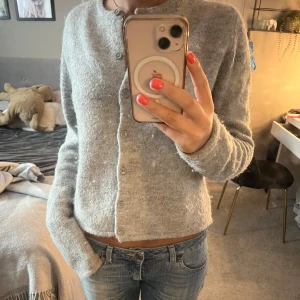 Grå kofta med knappar - Super mysig kofta från Gina tricot