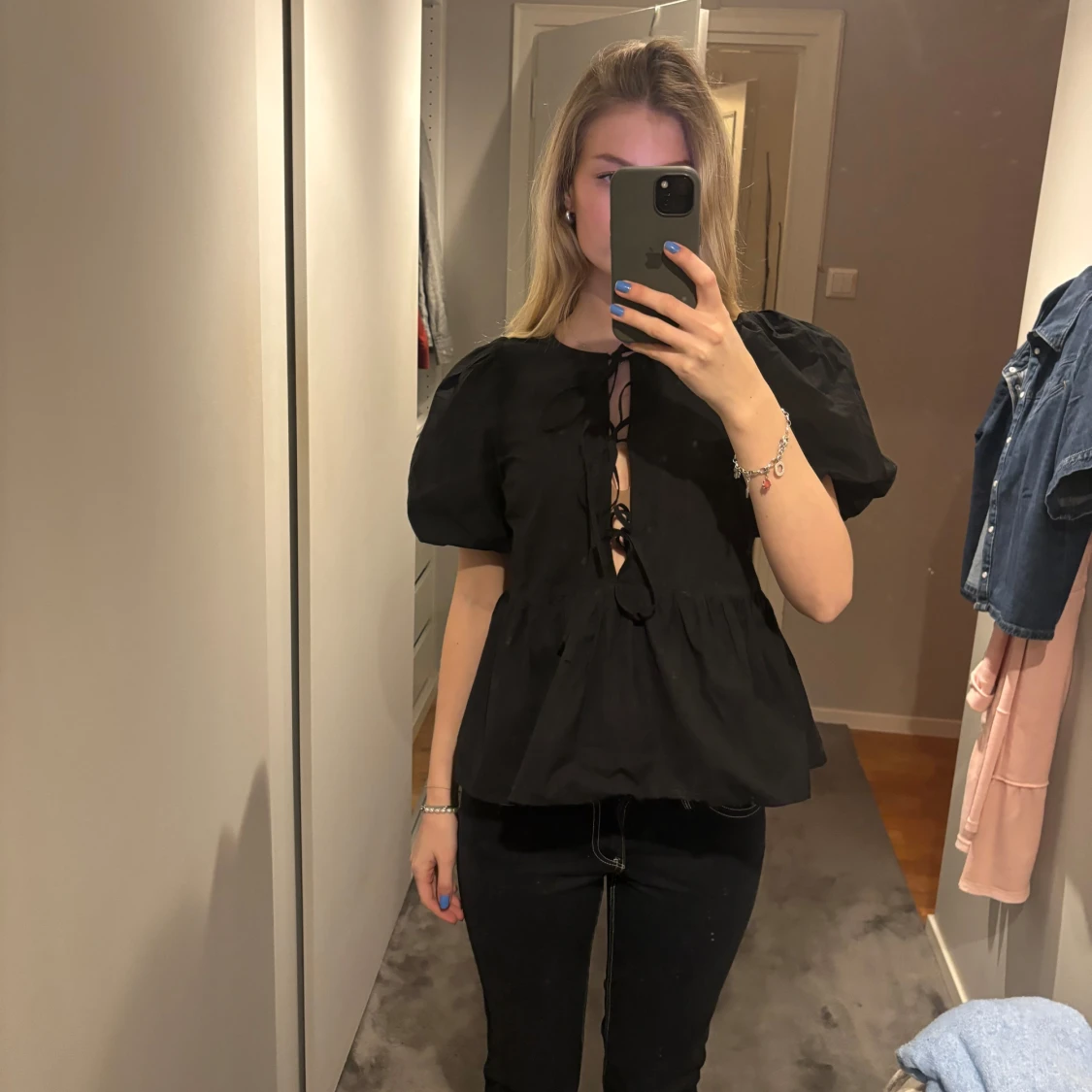 Svart blus med knytning