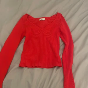 Röd ribbad tröja från JDY - Säljer en snygg röd ribbad tröja från JDY. Tröjan har en v-ringad hals och långa ärmar. Är röd i verkligheten men ser orange ut på bilden 💘