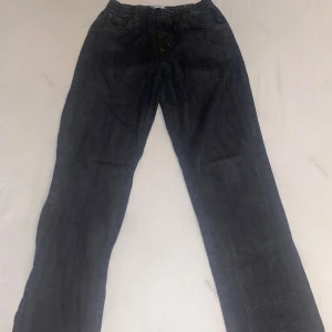 Svarta jeansbyxor - Snygga svarta jeansbyxor med en klassisk design. Byxorna har en rak passform och är perfekta för en avslappnad stil. De har en elastisk midja för extra komfort.