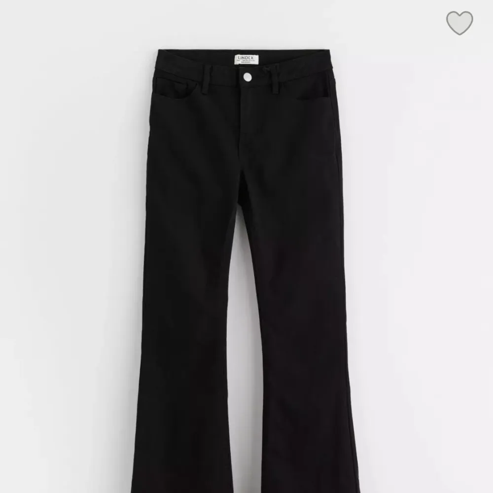 Säljer dessa svarta bootcut jeans från Lindex!!! 🫶De är i strl 170 vilket skulle kunna motsvara xs. Passar tyvärr inte mig som är 168, är även lite för stora runt låren på mig! Kontakta mig vid frågor, bilder eller liknande!! Kan gå ner i pris!! 🩷(prislapp kvar) ORGINALPRIS 349, MITT PRIS 200!!!. Farkut & Housut.