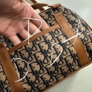 Liten väska / mini bag - Mini bag i brun/svart/beige färg. Helt ny. Mått kan skickas. Fråga gärna frågor 💕