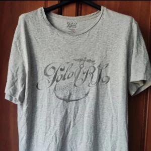 Ralph lauren T-shirt - Säljer denna riktigt feta tisha från Polo Ralph Lauren! Den funkar bra på storlek M. Den är unik och det stilrena trycket fungerar bra för att lyfta en outfit! Skicket är bra, den är använd men jag hittade inga större defekter (därav priset). Skriv om du har frågor eller prisförslag!