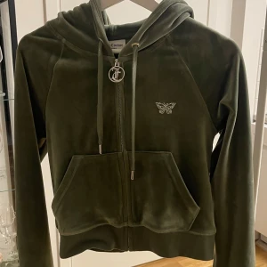 Grön velourjacka från Juicy Couture - Snygg grön velourhoodie från Juicy Couture med dragkedja och huva. Endast använd ett fåtal gånger så är i fint skick. Passar perfekt nu till våren! 