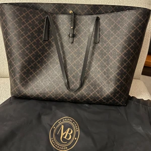 By malene birger väska - Säljer min super snygga väska från malene birger! Den är i gott skick och ända defekten är handtagen som ”gått upp” lite men det går lätt att fixa igen med lim eller tejp💓