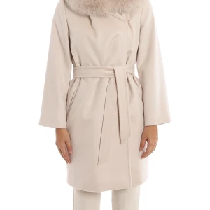 Beige kappa från MaxMara - Elegant beige kappa från MaxMara med en lyxig pälskrage och knytbälte i midjan. Kappan är i ull, sparsamt använd i maxmaras senaste färg av denna kappa. Strl XS men passar även S. Perfekt vårkappa men även den sommar/höst och vinter! 