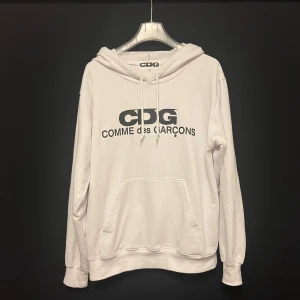 Comme des cargons hoodie - Säljer nu denna asfeta och sällsynta cdg hoodien som typ inte går att få tag på nånstans. Riktigt bra skick och inga defekter. Hör av er vid frågor eller funderingar🙌