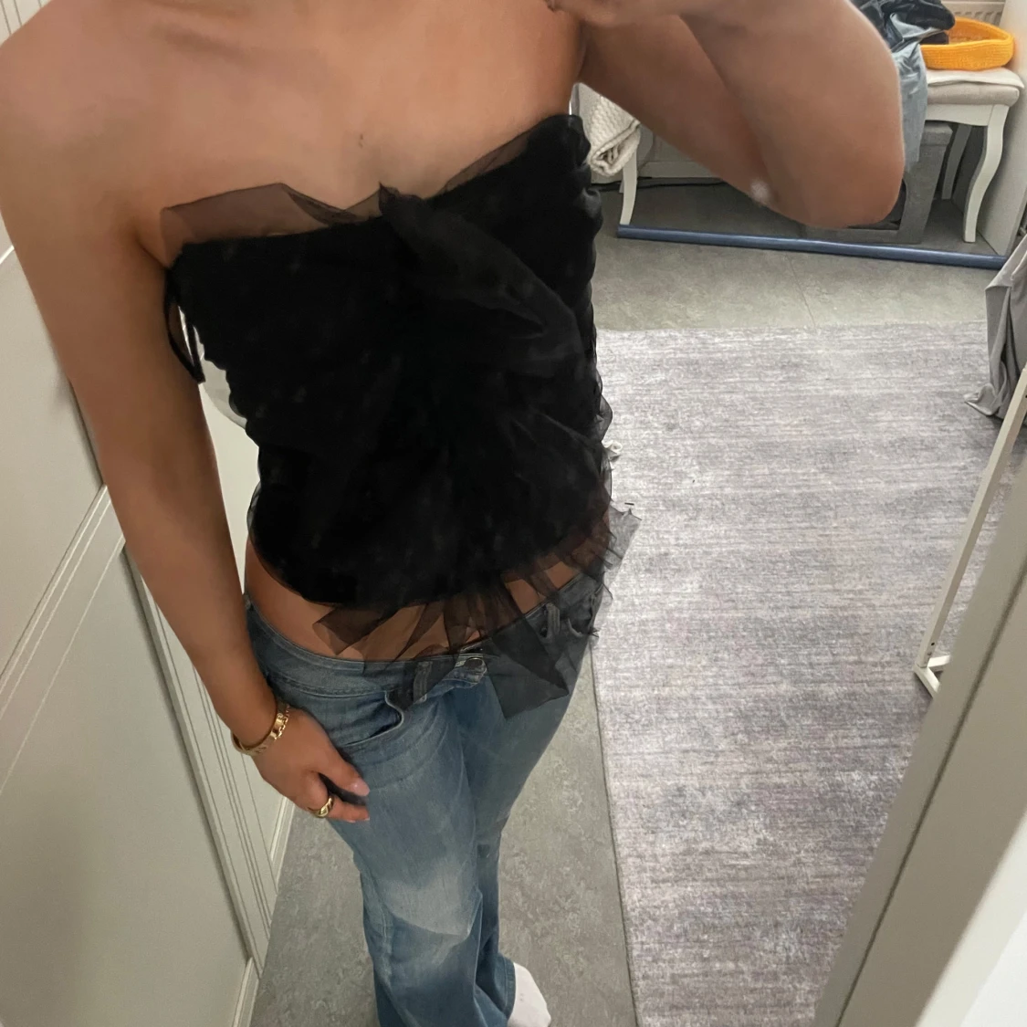 Svart tubtopp med volangdetaljer