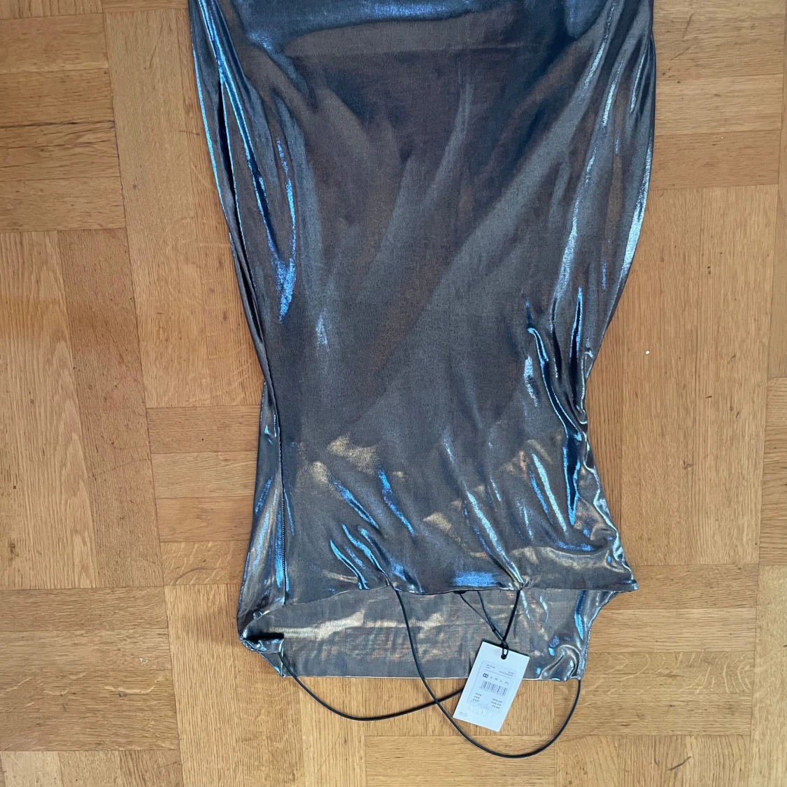 Silverfärgad klänning från Bik Bok - 4