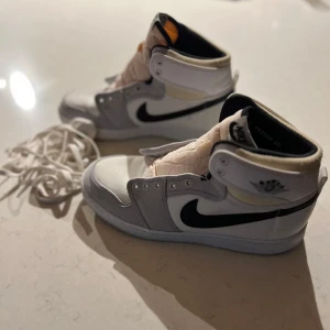 Nike Jordan AJKO 1 White and Black - Ett par riktigt snygga Jordans som nästan aldrig har använts. En sak att tillägga är att de nyligen har blivit tvättade. Inga kvitton eller något medkommer. Hör gärna av er vid frågor
